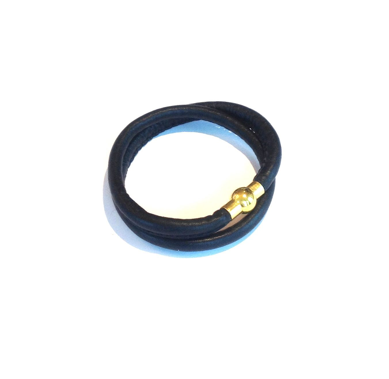 sort-lammeskinn-gull-magnet-armbånd