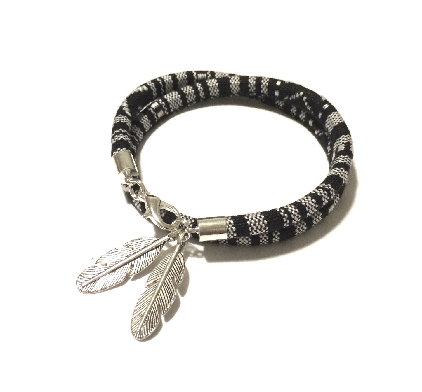 sort-hvit-bohem-sølv-fjær-armbånd