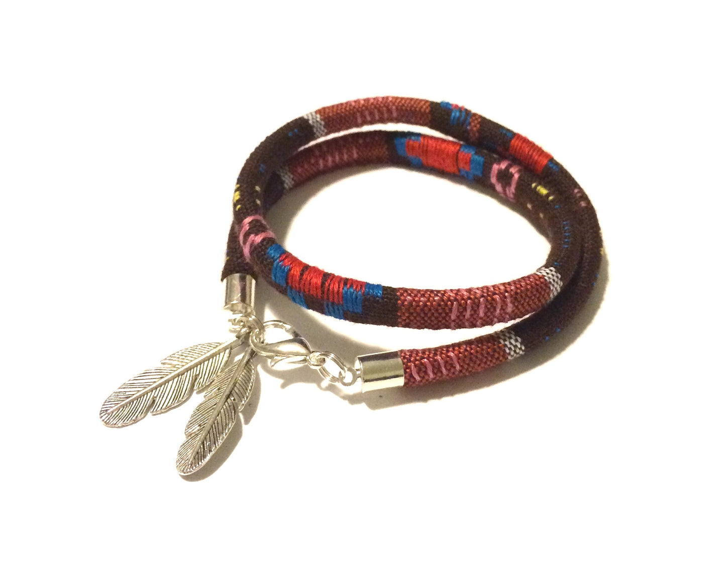 rød-brun-bohem-sølv-fjær-armbånd