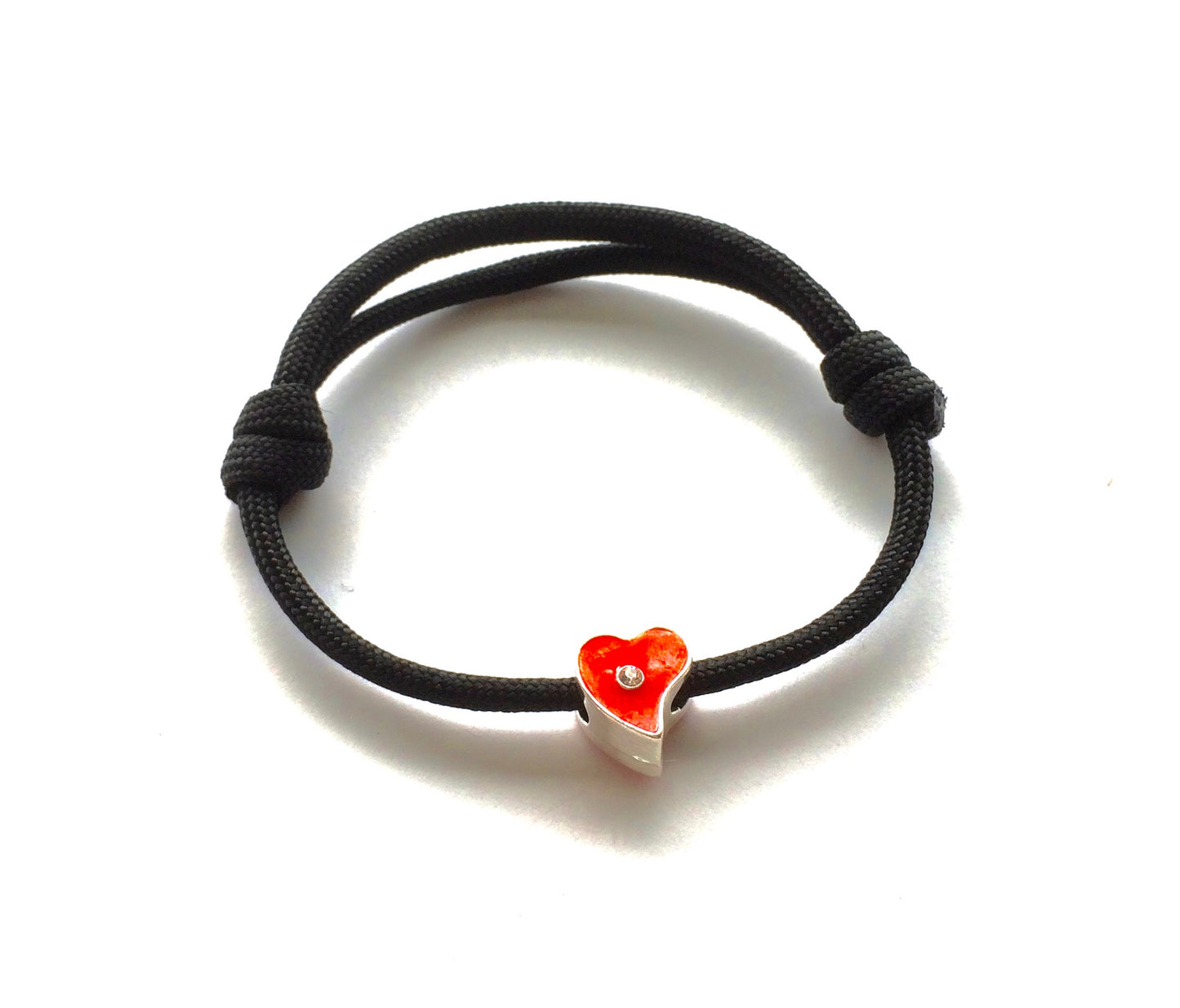 rød-hjerte-sølv-sort-fallskjermsnor-armbånd
