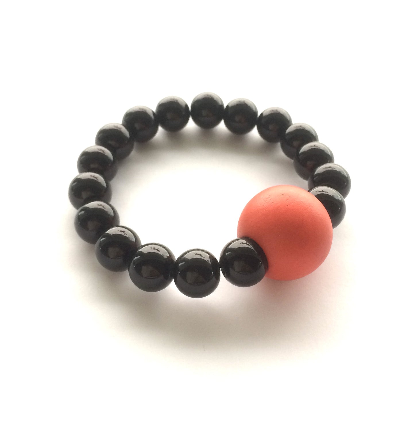 rød-orange-hinoki-tre-sort-perle-armbånd
