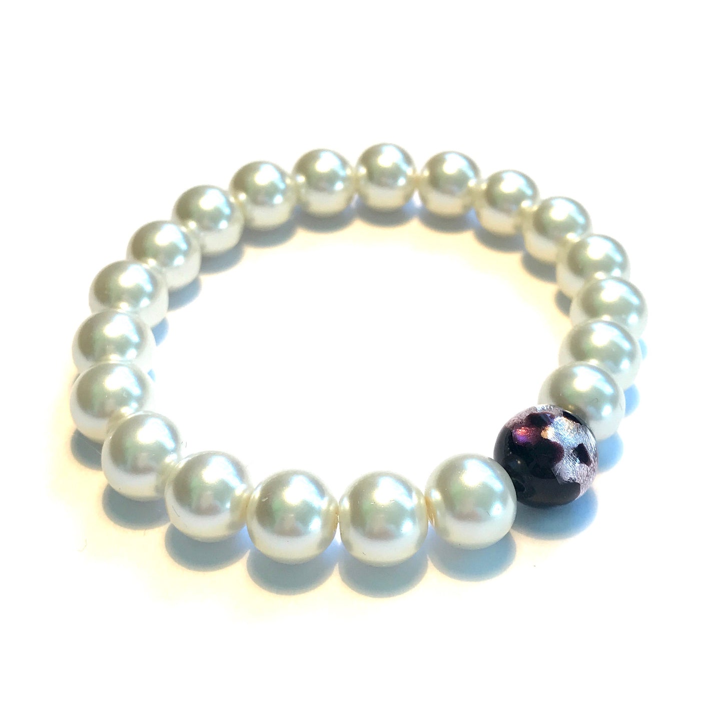 hvit-perle-håndlaget-rosa-armbånd