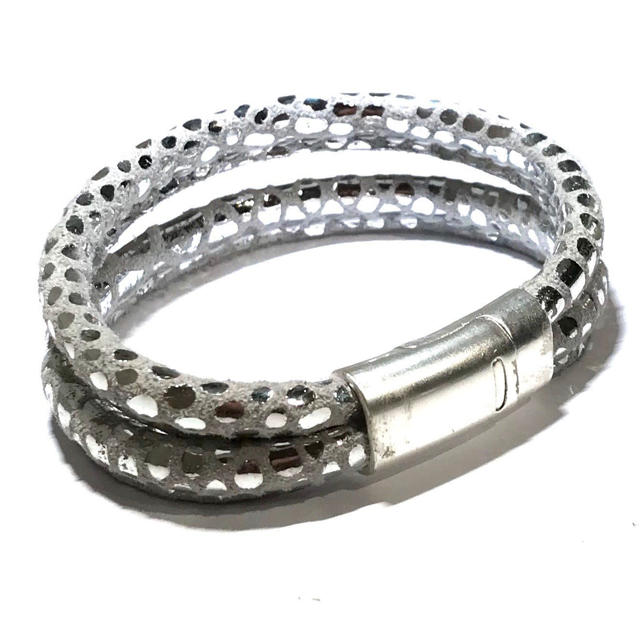 grå-slangeskinn-lammeskinn-sølv-magnet-armbånd