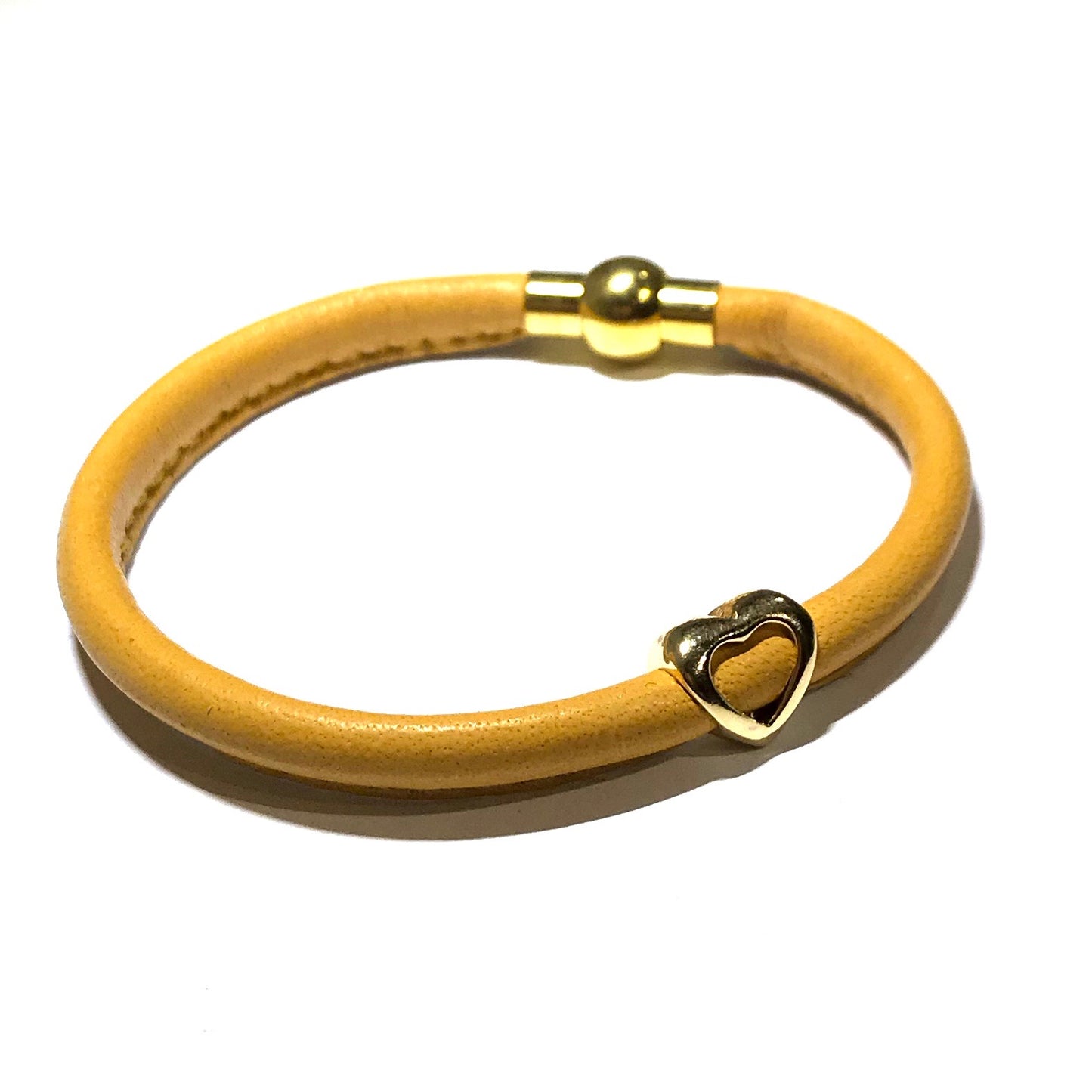 oker-gul-gull-hjerte-magnet-lammeskinn-armbånd