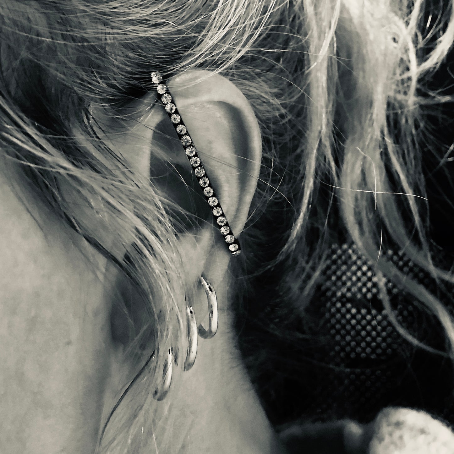 glitter-sort-earcuff-øredobber-ørepynt