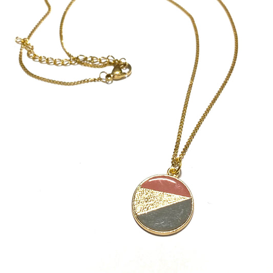 rosa-grå-gull-grafisk-geometrisk-smykke-halskjede