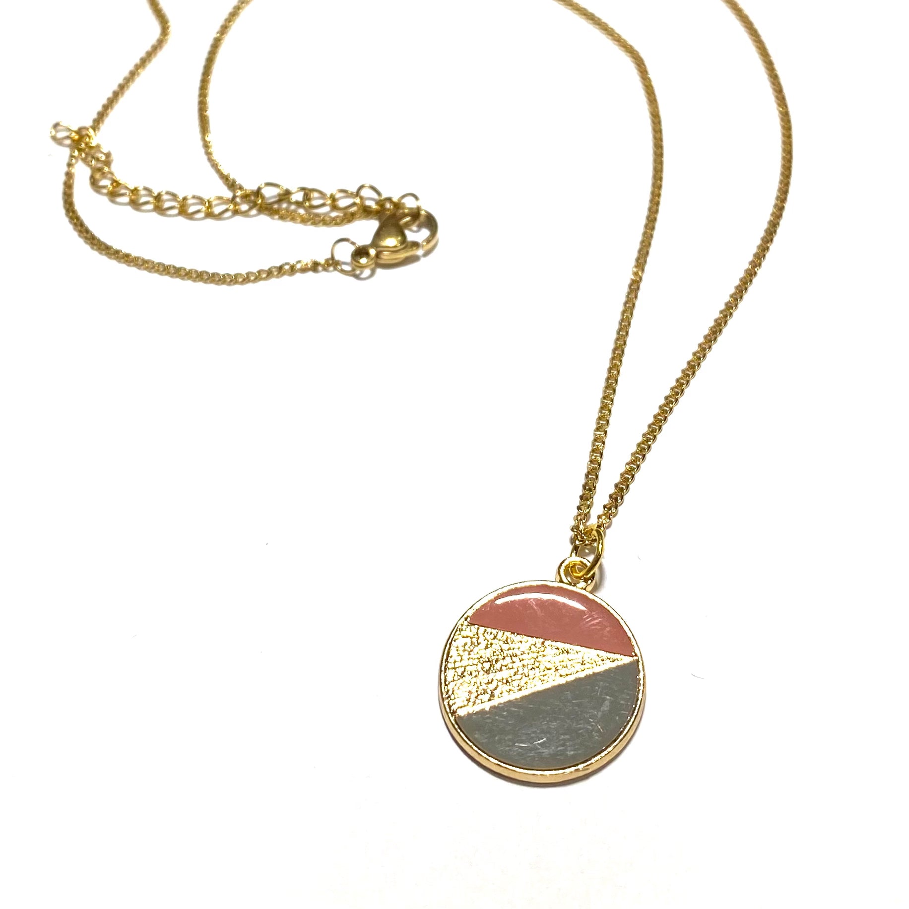 rosa-grå-gull-grafisk-geometrisk-smykke-halskjede