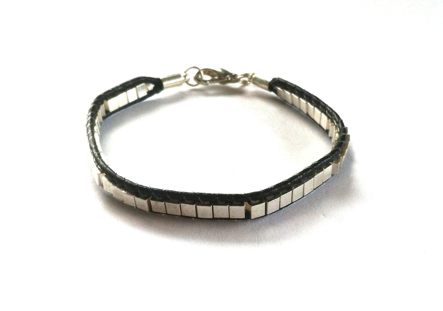 sort-lær-sølv-armbånd