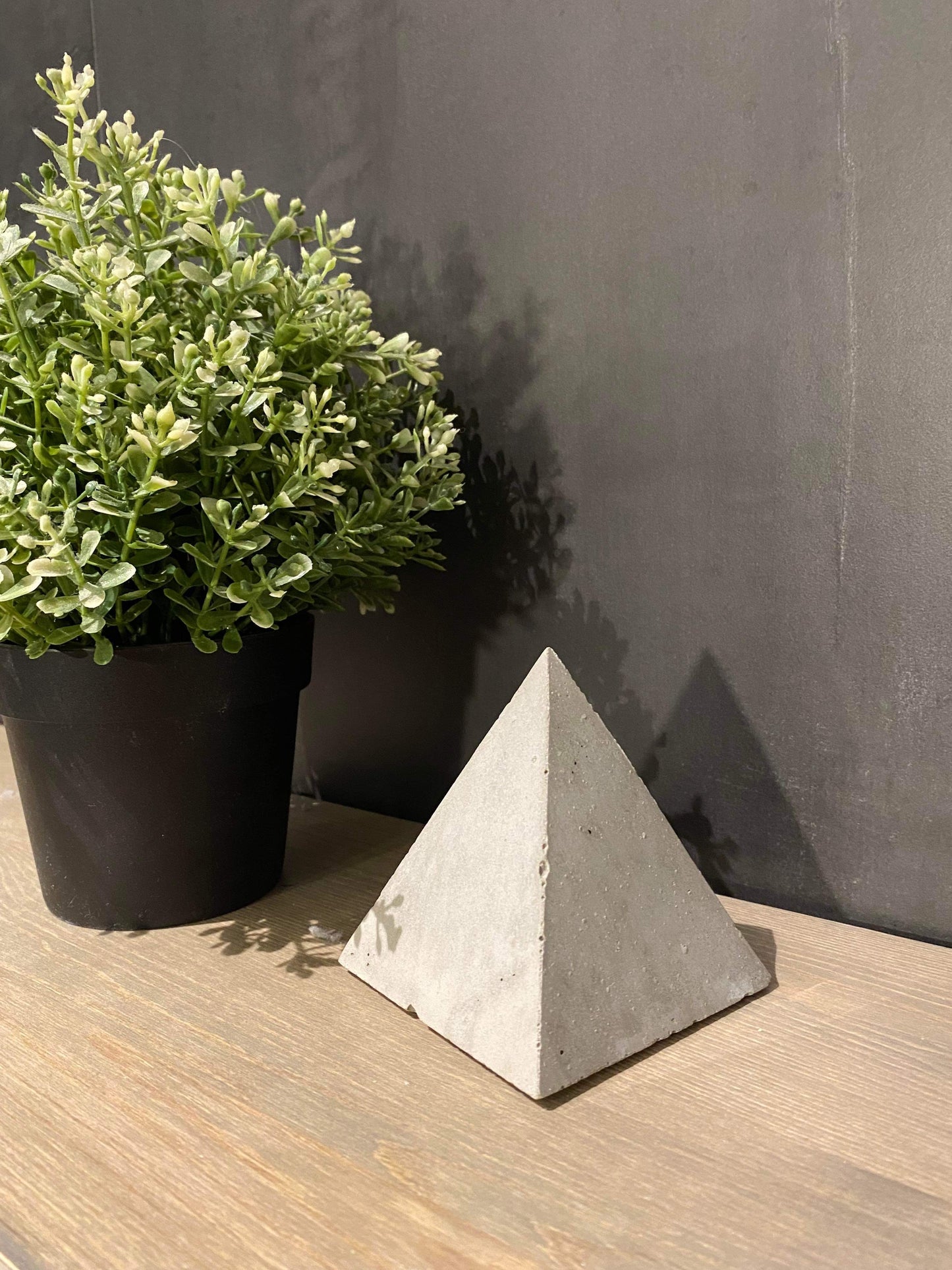 Pyramide betongdekorasjon