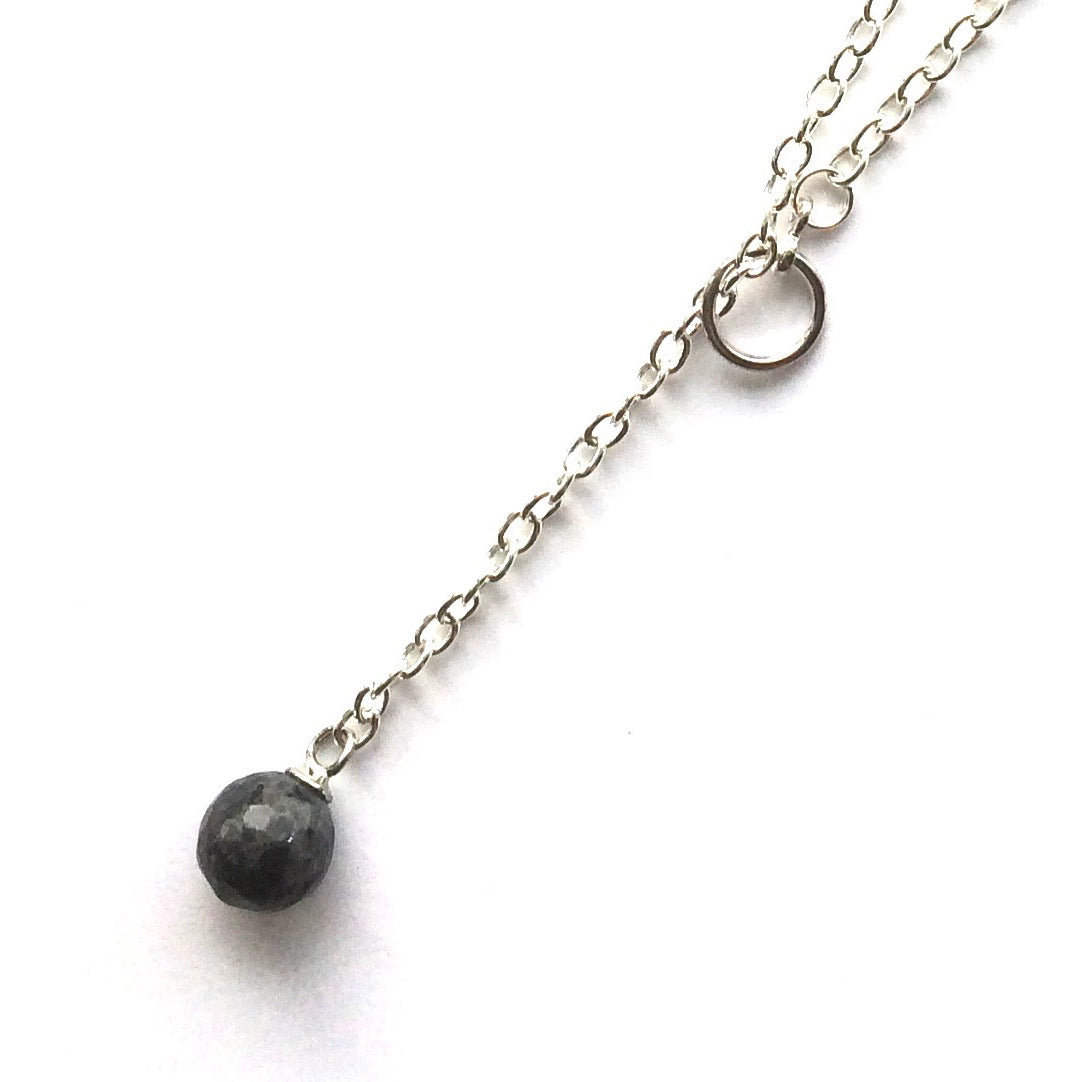 grå-sølv-smykke-halskjede