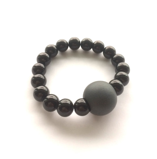 grå-hinoki-tre-sort-perle-armbånd