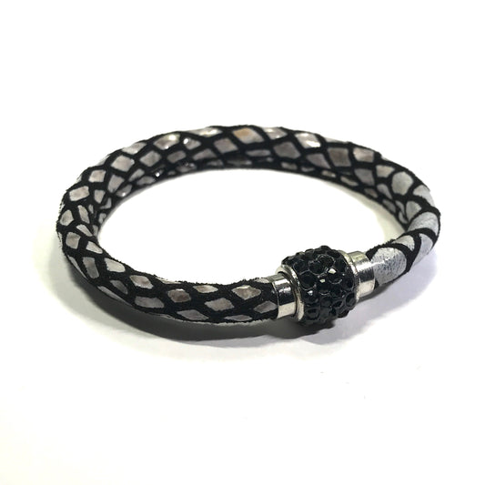 sort-slangeskinn-lammeskinn-glitter-magnet-sølv-armbånd
