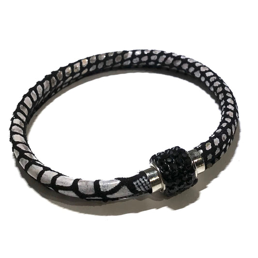 sort-slangeskinn-lammeskinn-glitter-magnet-sølv-armbånd