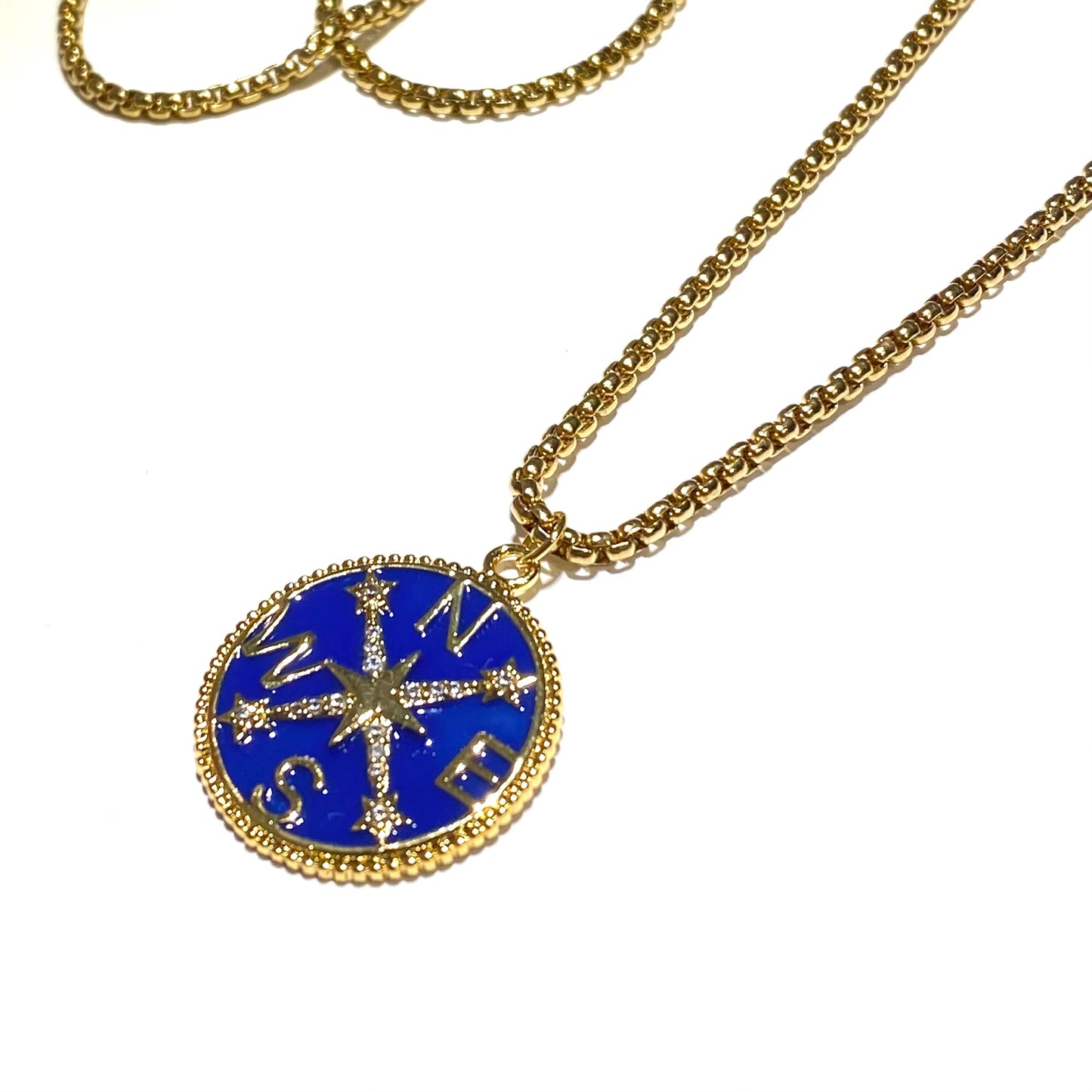 blå-kompassrose-maritim-gull-stål-lang-smykke-halskjede