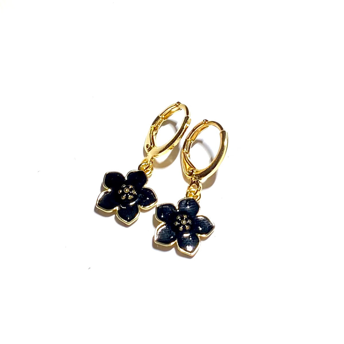 3928_o Øreringer med sorte blomster