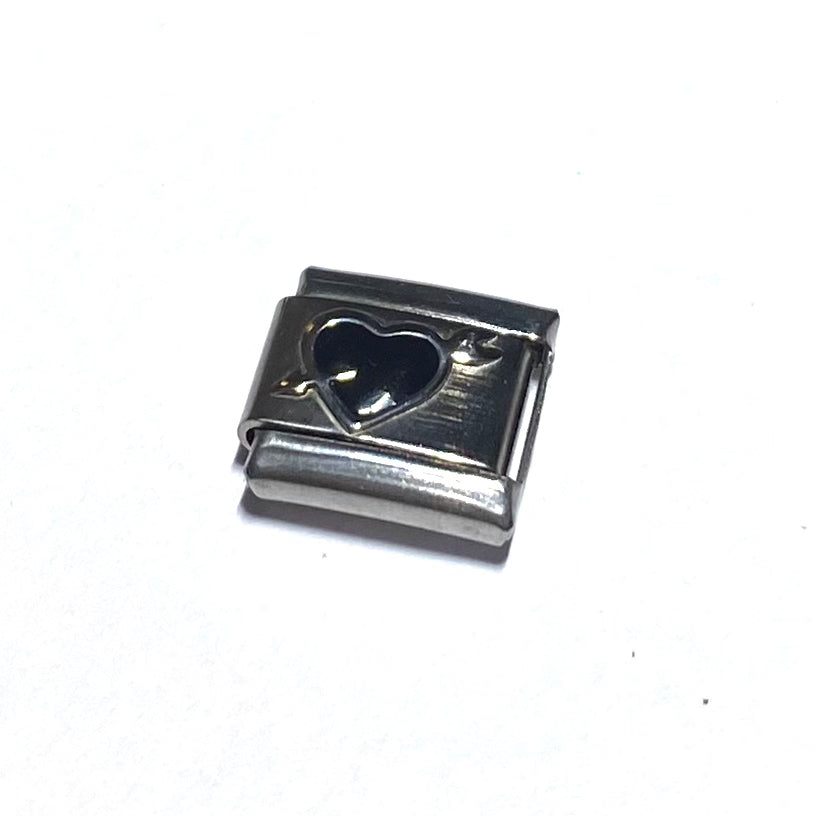 3966_cd Charm med sort hjerte pil