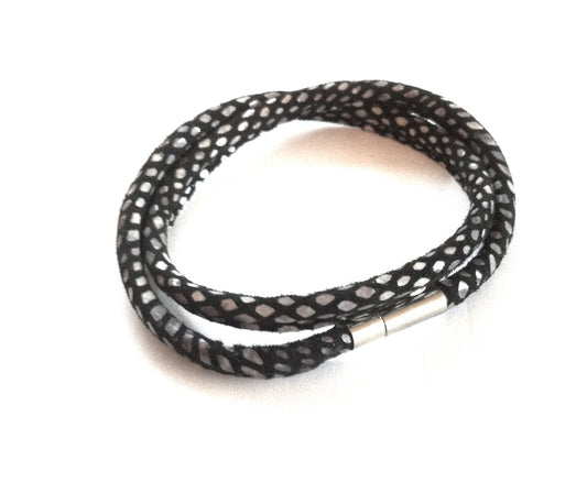 sort-slangeskinn-lammeskinn-magnet-sølv-armbånd